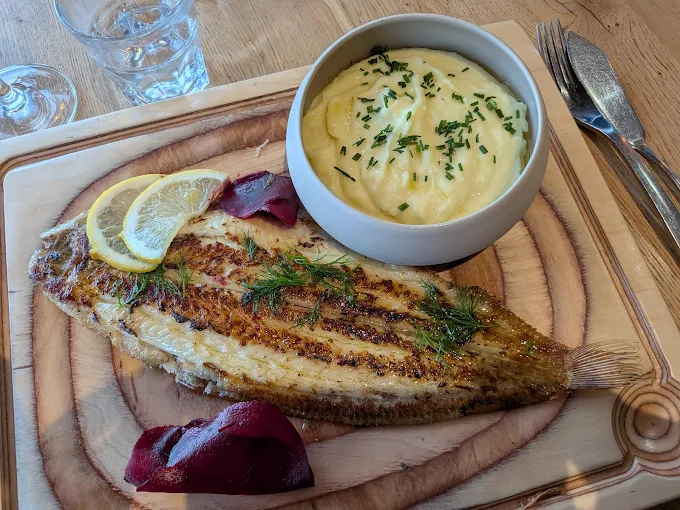 Plat de poisson servi au restaurant